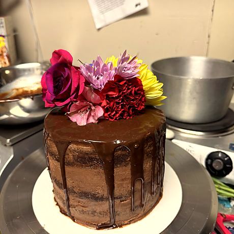 Chocolate cake with fresh flowers